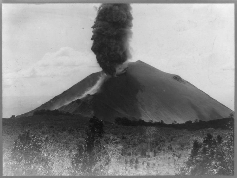 The November 9, 1917 eruption of the San Salvador Volcano image. Click for full size.