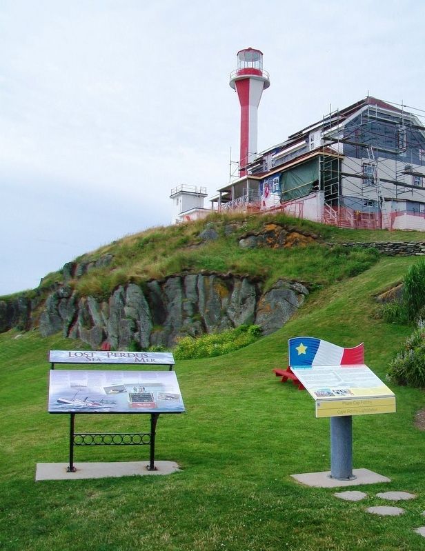 Phare Cap-Forchu / Cape Forchu Lightstation and Marker image. Click for full size.