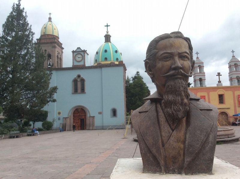 Timoteo Fern�ndez de J�uregui bust, with the Santa Rosa J�uregui Catholic Church in the background image. Click for full size.