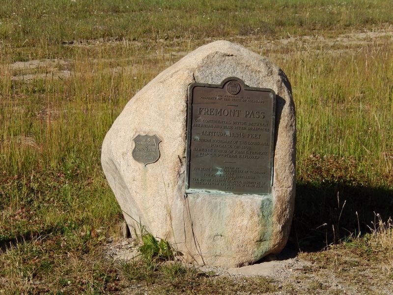 Freemont Pass Marker (<b><i>wide view</b></i>) image. Click for full size.
