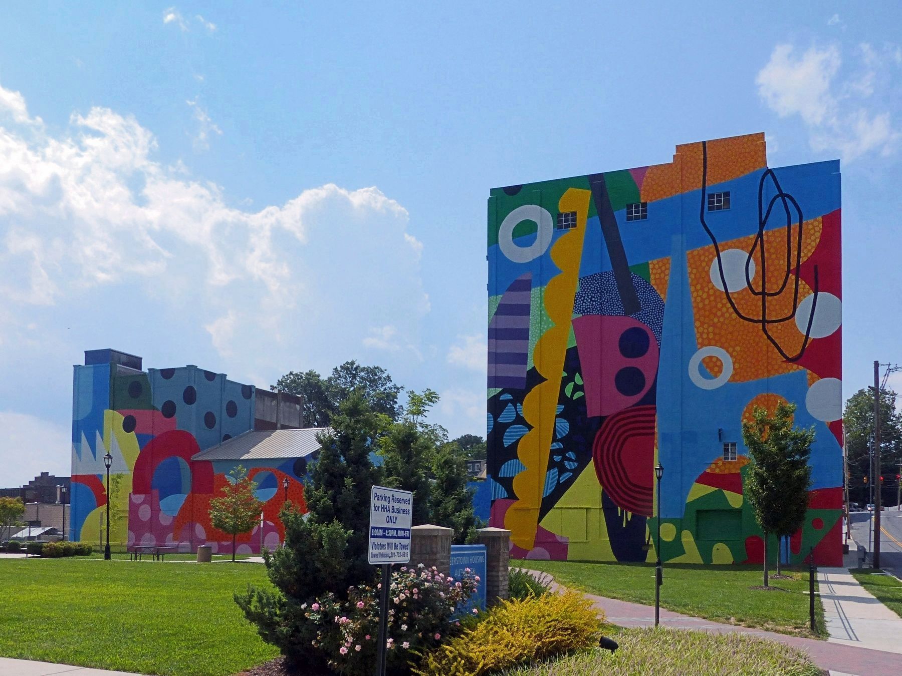 Mural of Unusual Size<br>by HENSE (Alex Brewer)<br>2017. image. Click for full size.