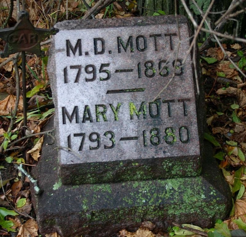 Mayhew Daggett Mott and wife Mary's headstone image. Click for full size.