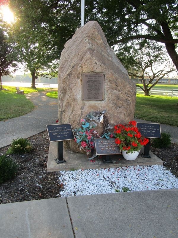 Lyndonville Veterans Memorial image. Click for full size.