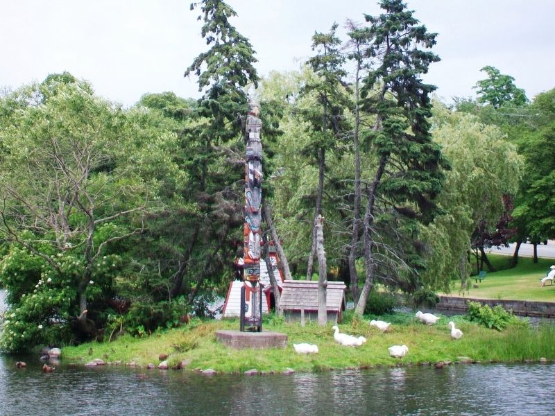 Totem Pole at Sullivan's Pond Park image. Click for full size.