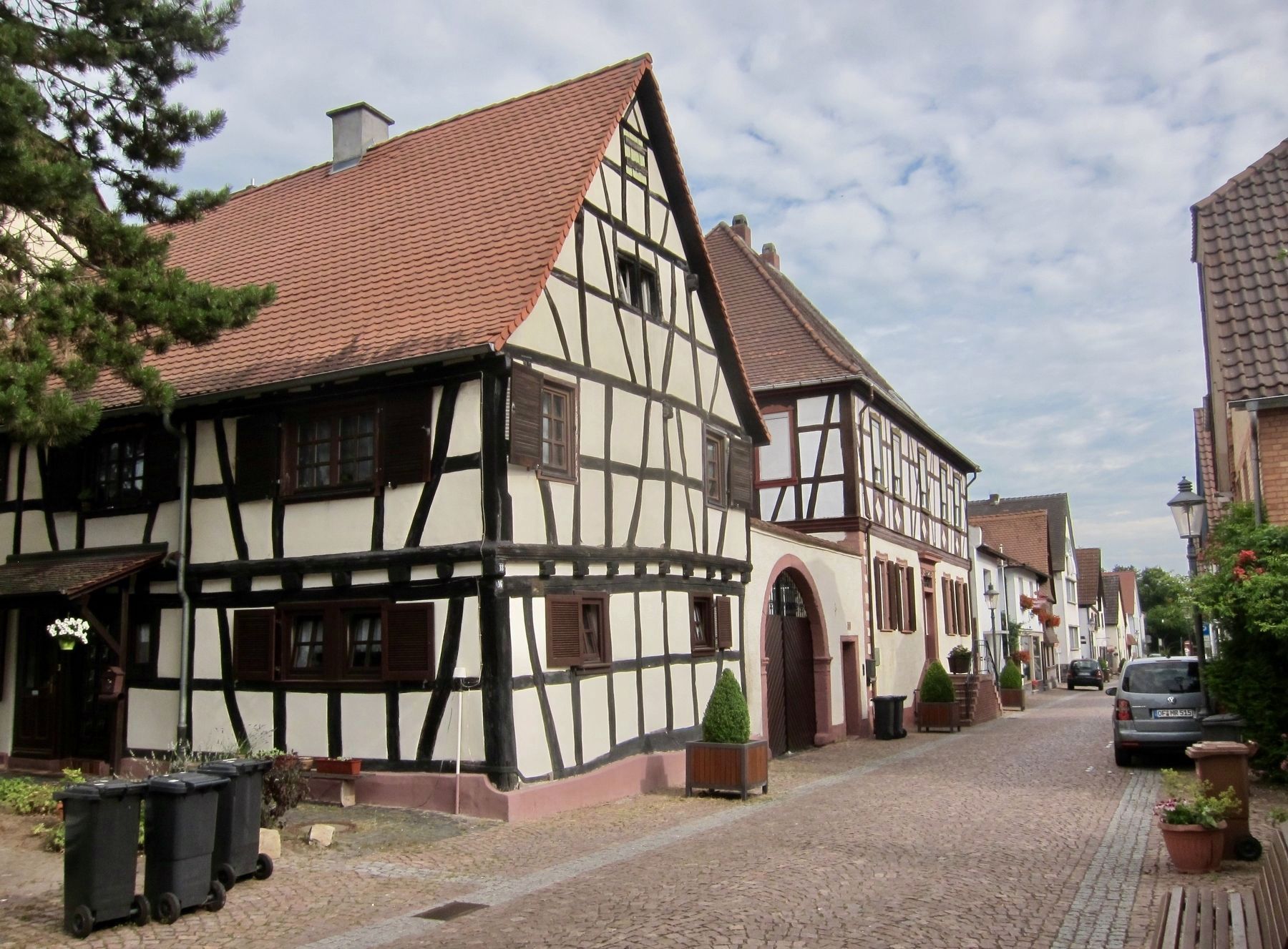 Ehemaliges Kellergebude und Zehnthaus / Former Ware- and Tithing House Marker - Wide View image. Click for full size.