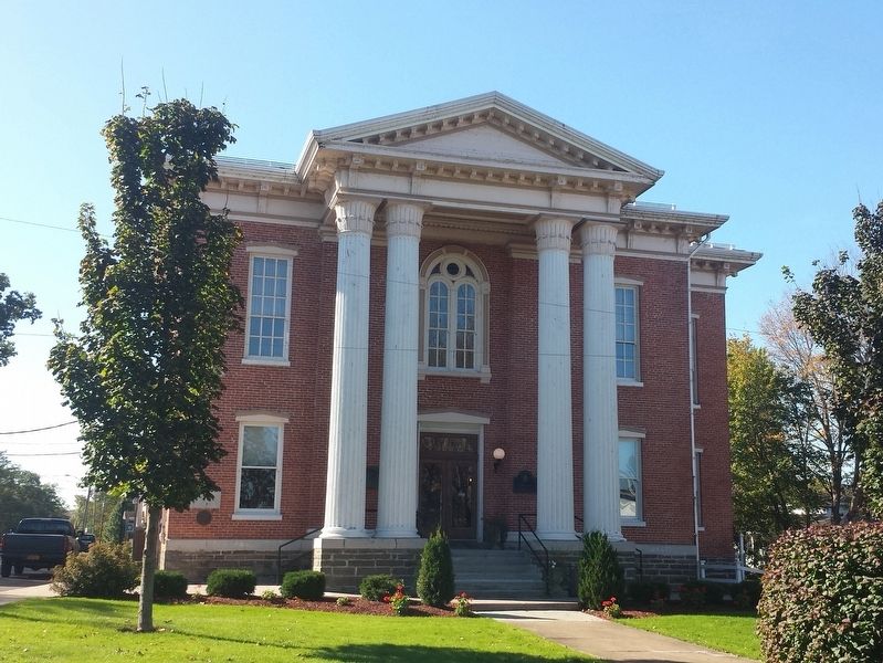 Pulaski Court House image. Click for full size.