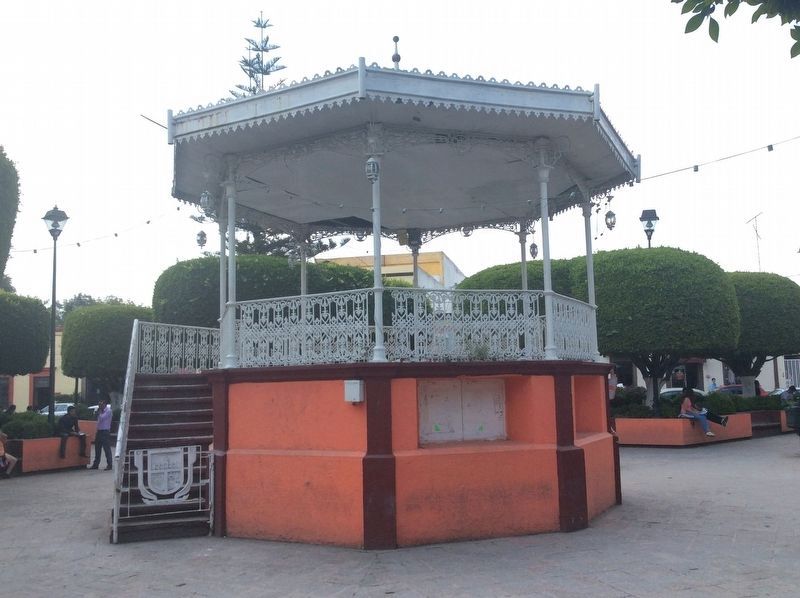 A bandstand in San Juan del Ro's Founders Plaza (Plaza Fundadores) image. Click for full size.