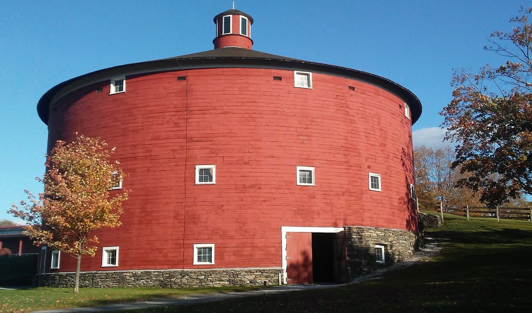 Round Barn image. Click for full size.