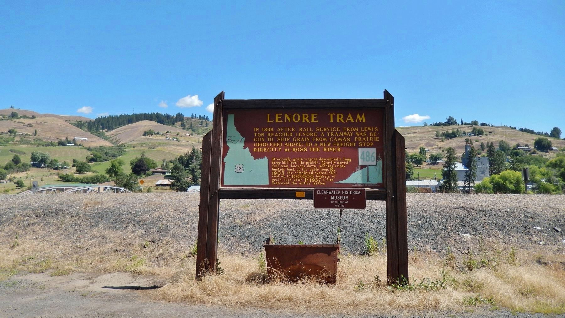 Lenore Tram Marker (<i>wide view looking north across US Highway 12 to Lenore</i>) image. Click for full size.