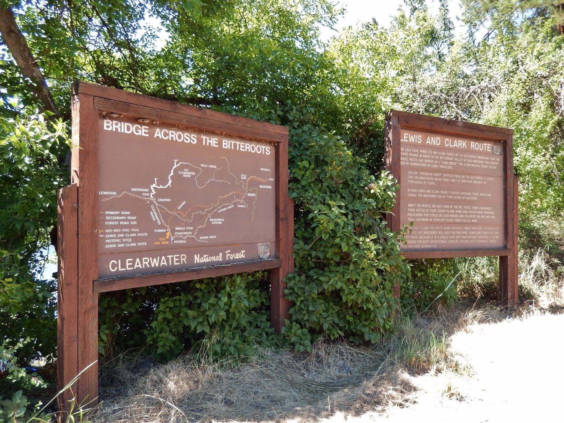 Lewis and Clark Route Marker (<i>wide view showing adjacent map</i>) image. Click for full size.