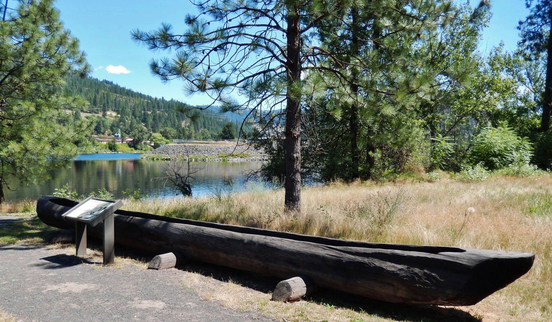 Dugout canoe beside marker (<i>similar to those made by Lewis & Clark</i>). Click for full size. Dugout canoe beside marker (<i>similar to those made by Lewis & Clark</i>) image. Click for full size.
