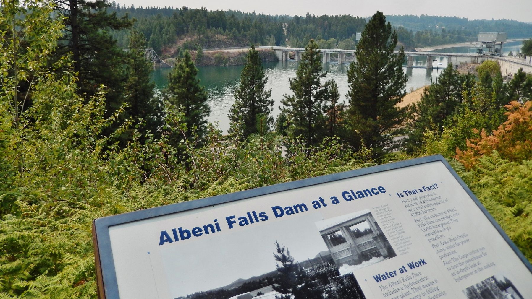 Albeni Falls Dam at a Glance Marker (<i>wide view with dam in background</i>) image. Click for full size.