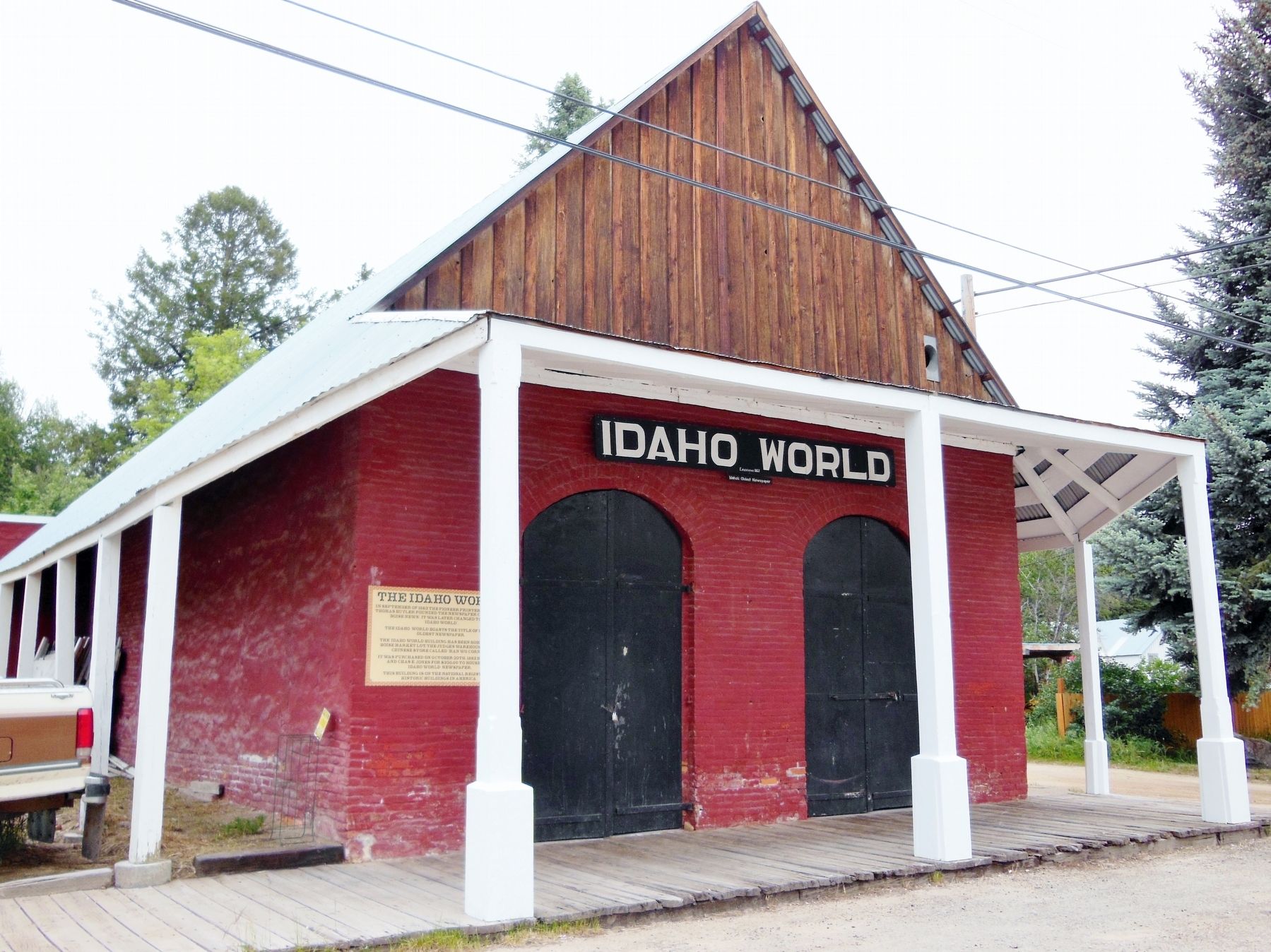 The Idaho World Marker (<i>wide view showing building</i>) image. Click for full size.