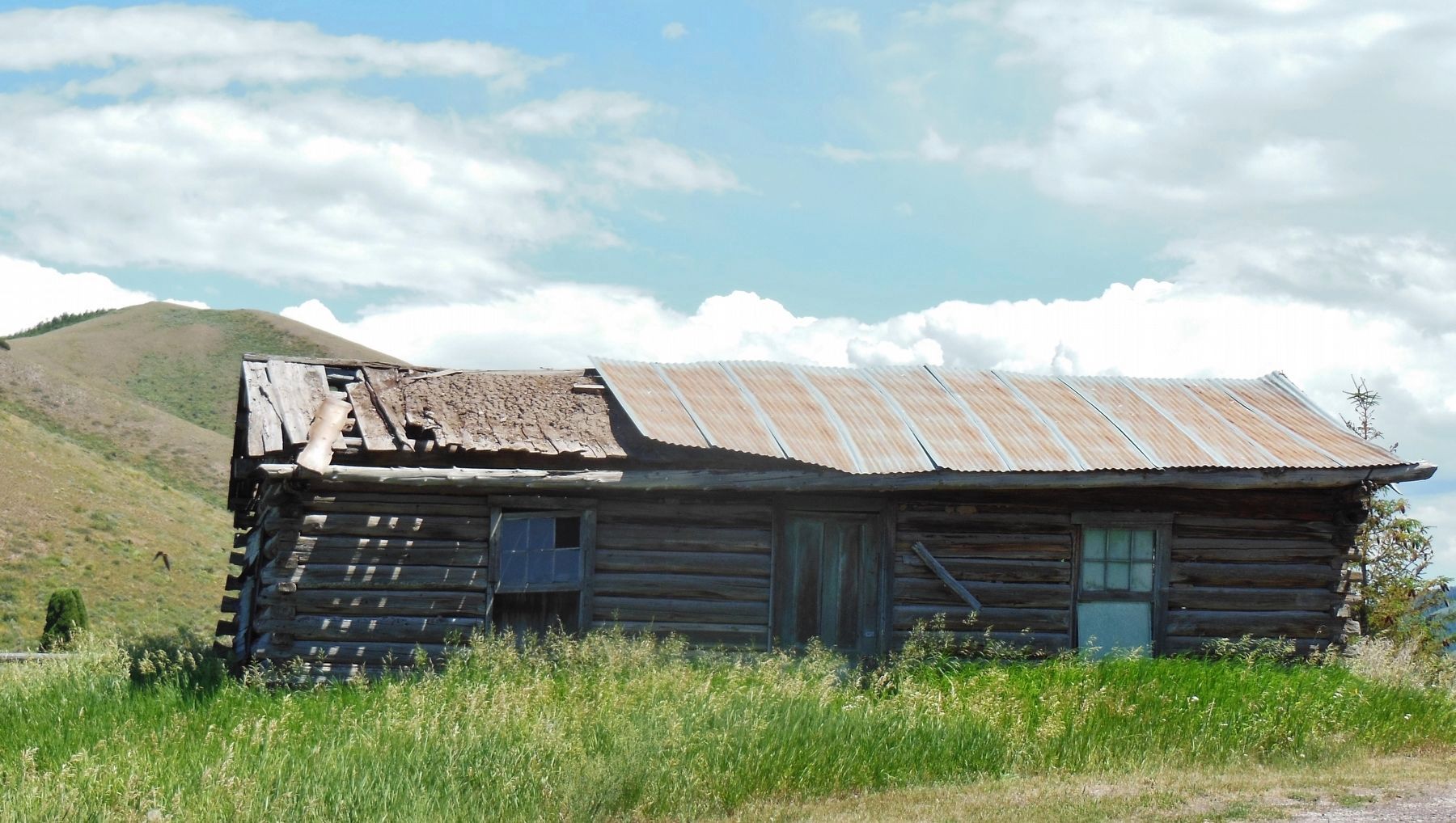 Unidentified rustic building nearby on Idaho Highway 34 image. Click for full size.