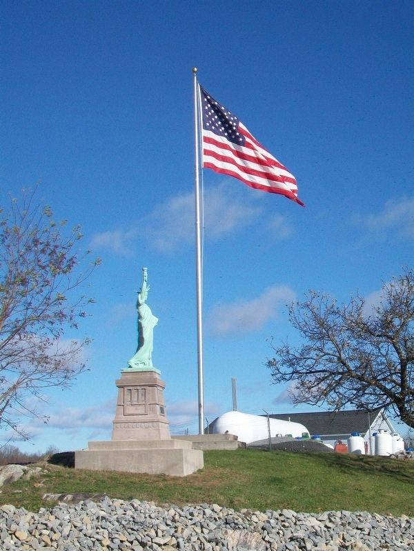 Replica of the Statue of Liberty image. Click for full size.