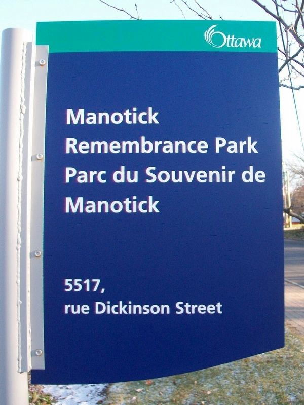 Manotick Remembrance Park / Parc du Souvenir de Manotick Sign image. Click for full size.