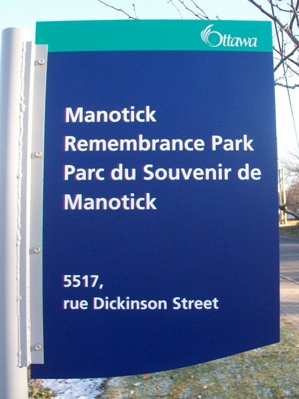 Manotick Remembrance Park / Parc du Souvenir de Manotick Sign image. Click for full size.