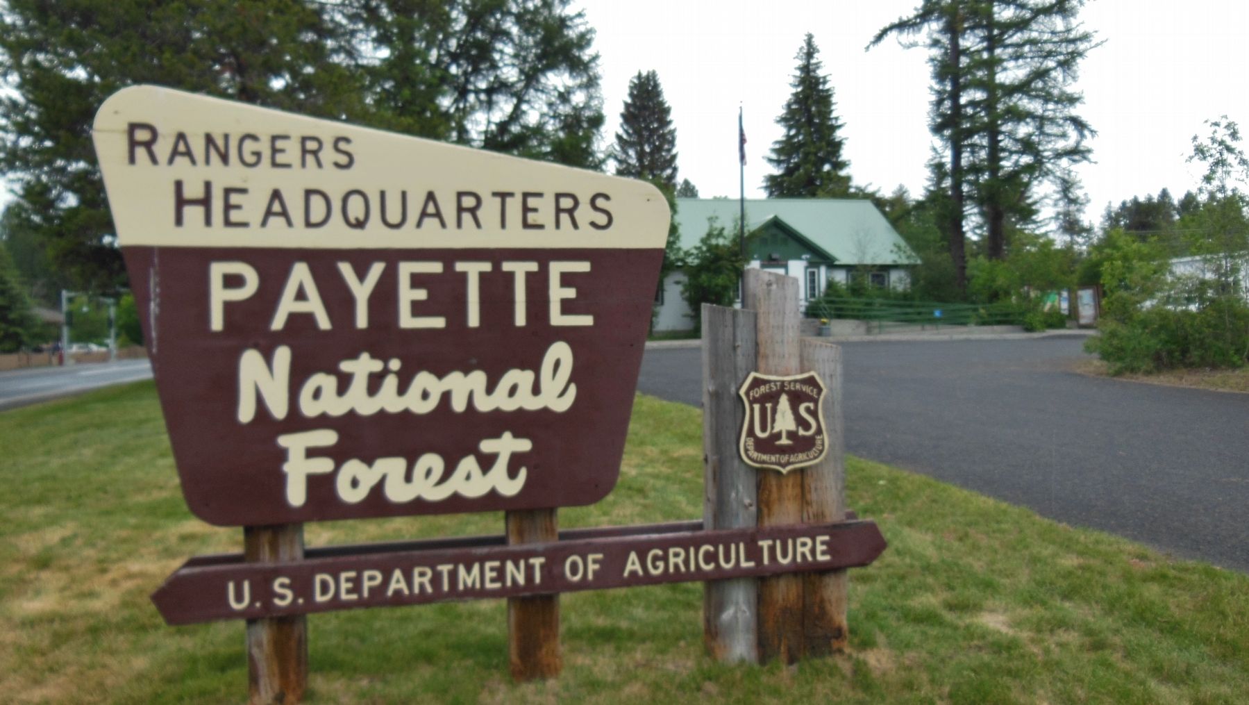 Payette National Forest Ranger Station sign image. Click for full size.