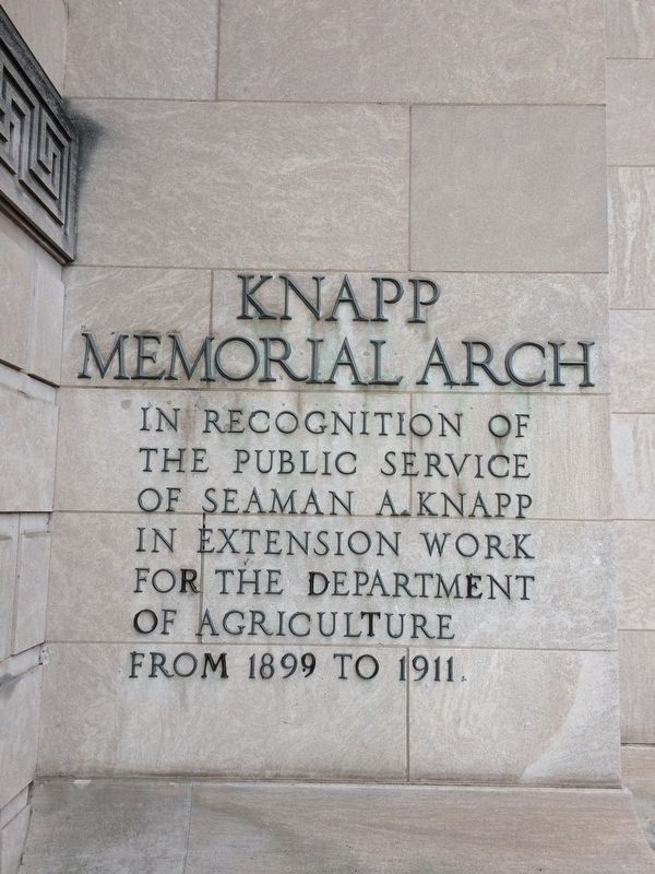 Knapp Memorial Arch Marker. Click for full size. Knapp Memorial Arch Marker image. Click for full size.