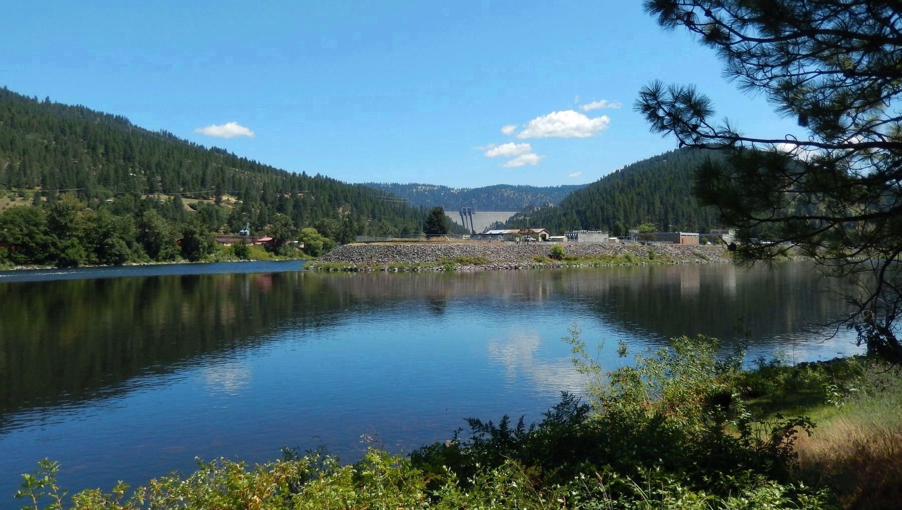 Clearwater River and Dworshak Dam (<i>view beyond marker</i>) image. Click for full size.