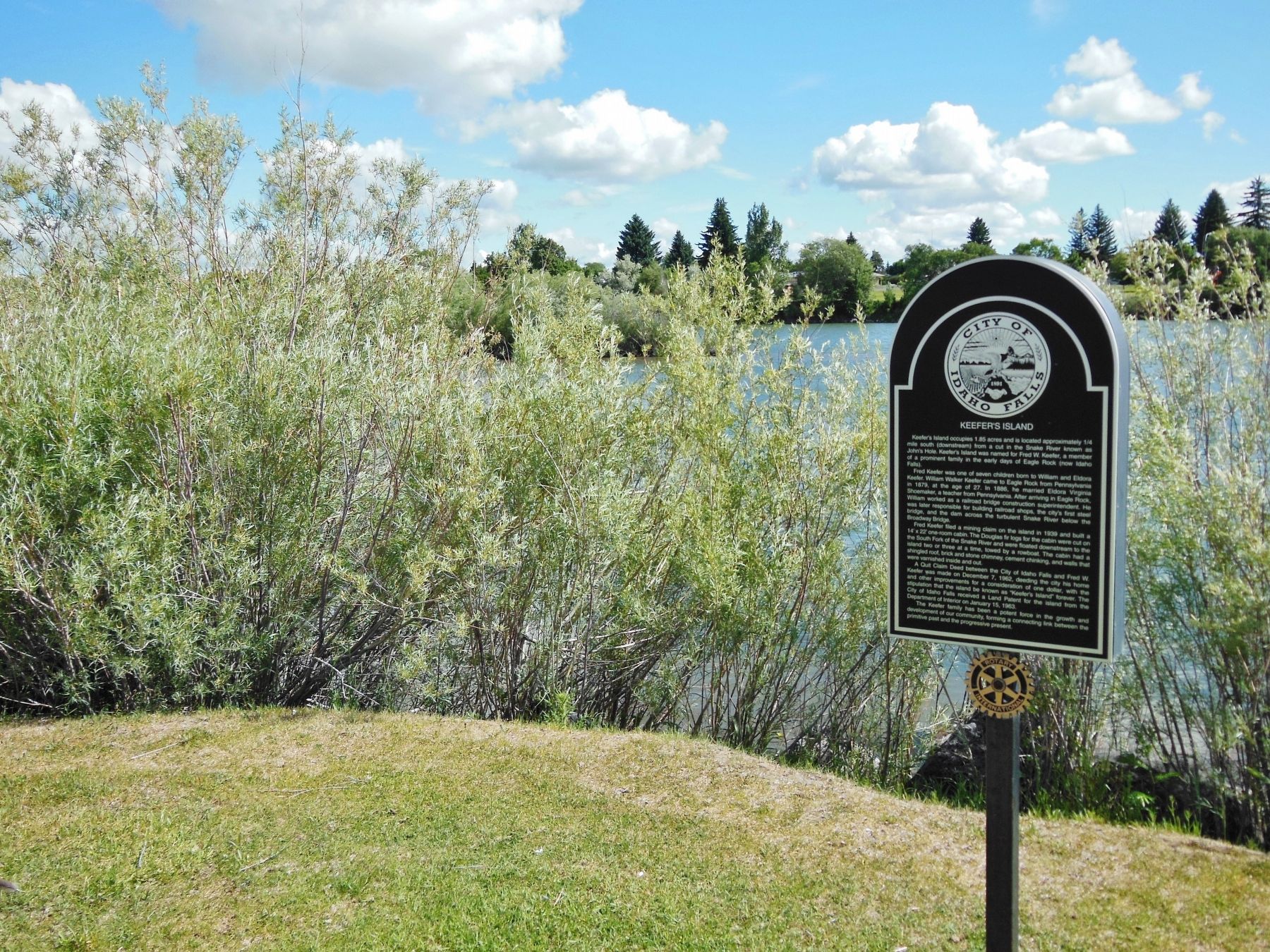 Keefer's Island Marker (<i>wide view</i>) image. Click for full size.