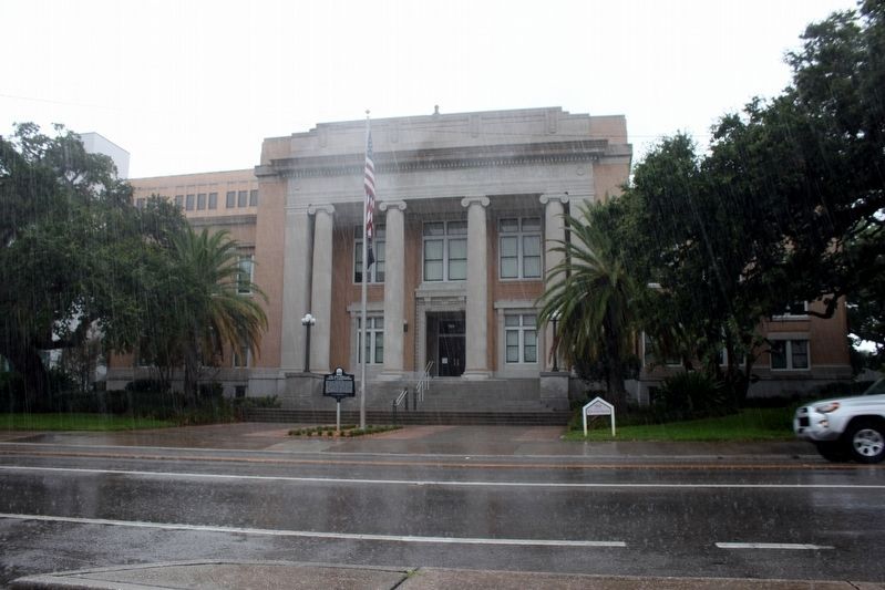 The Old Pinellas County Courthouse and Marker image. Click for full size.