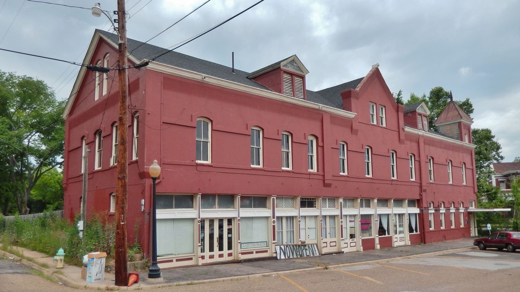 Ginocchio Hotel and Restaurant (<i>wide view showing store fronts below hotel rooms</i>). Click for full size. Ginocchio Hotel and Restaurant (<i>wide view showing store fronts below hotel rooms</i>) image. Click for full size.