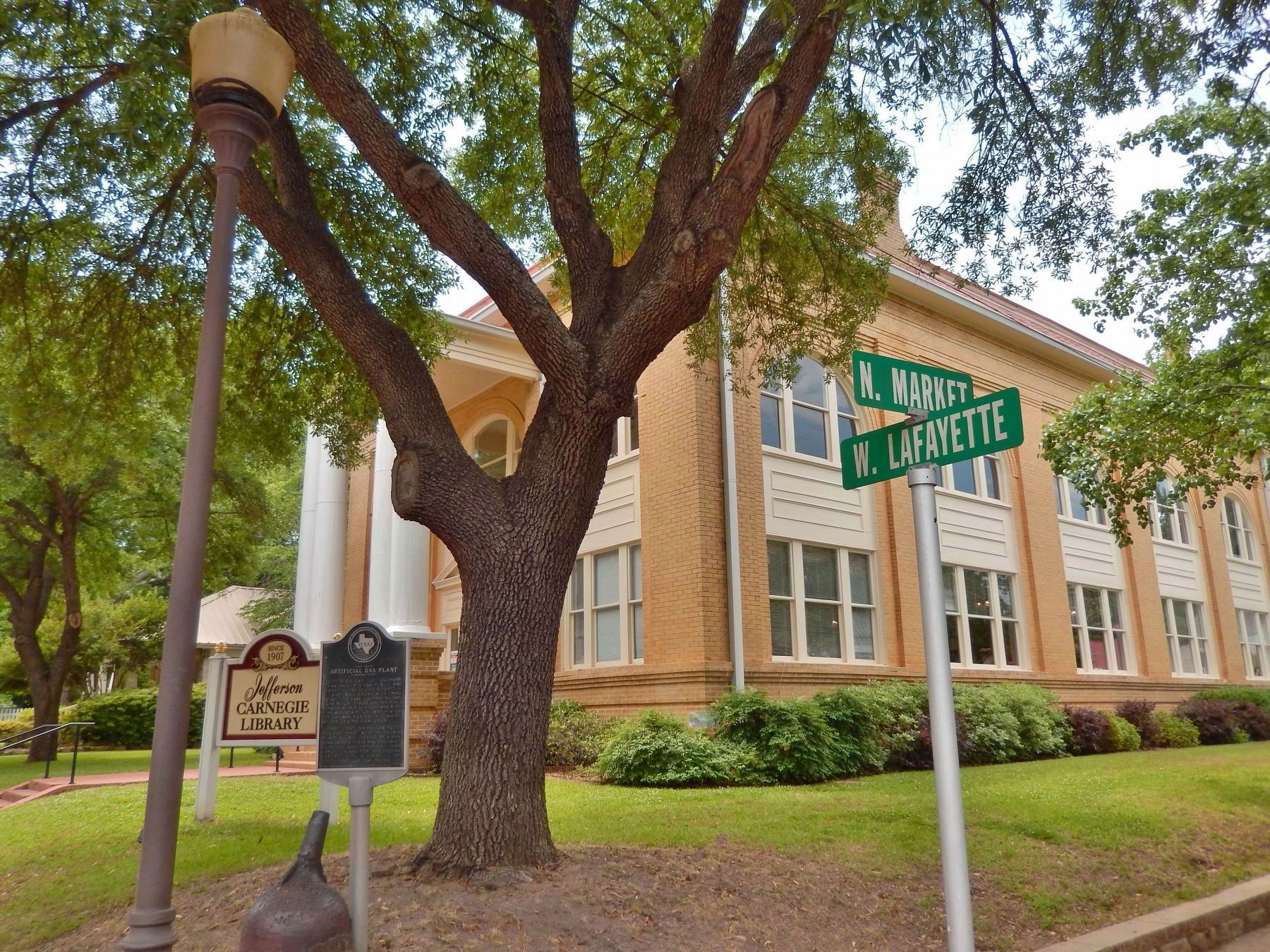 First Texas Artificial Gas Plant Marker (<i>wide view showing street light & retort near marker</i>). Click for full size. First Texas Artificial Gas Plant Marker (<i>wide view showing street light & retort near marker</i>) image. Click for full size.