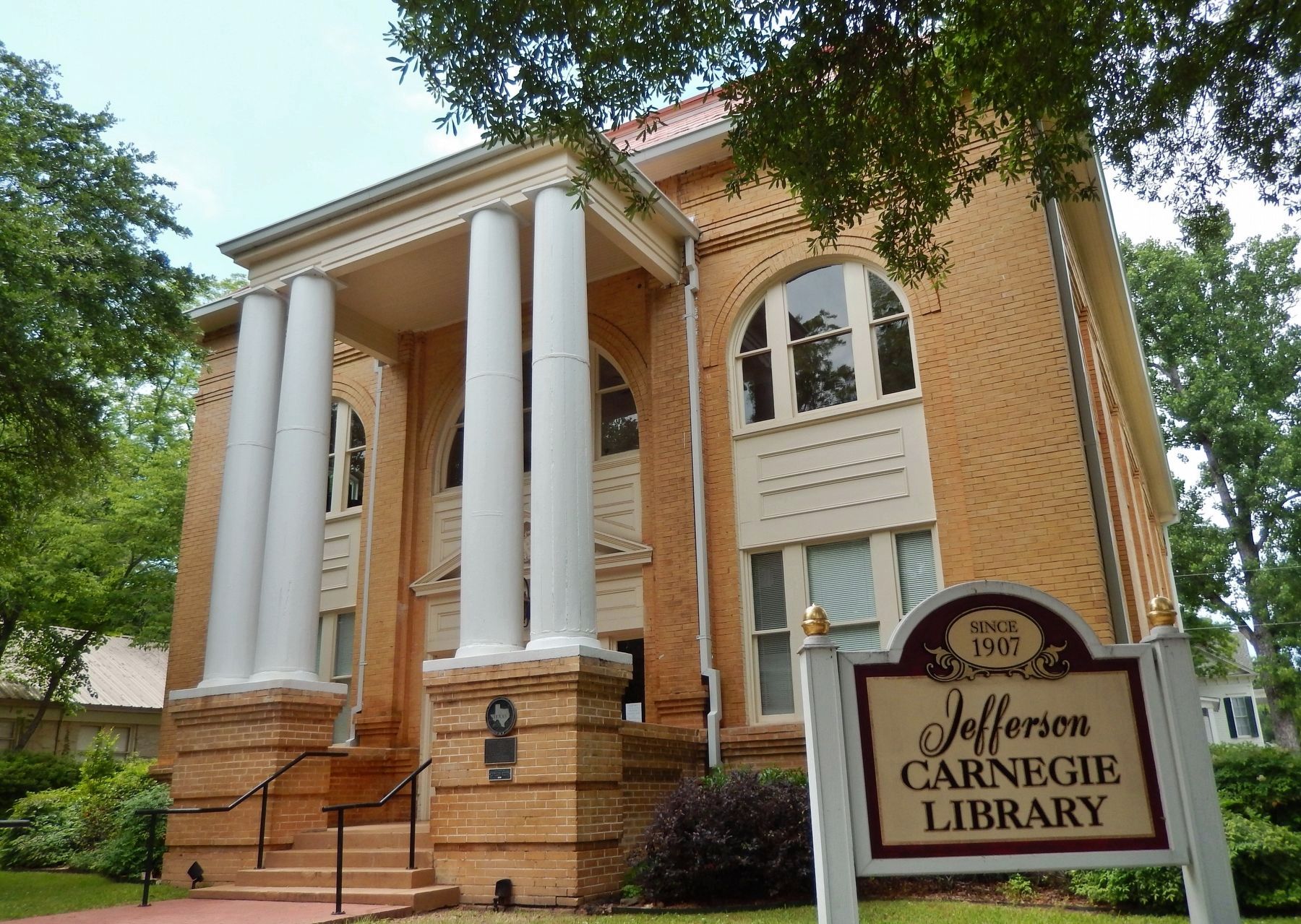 Jefferson Public Library Marker (<i>wide view</i>) image. Click for full size.