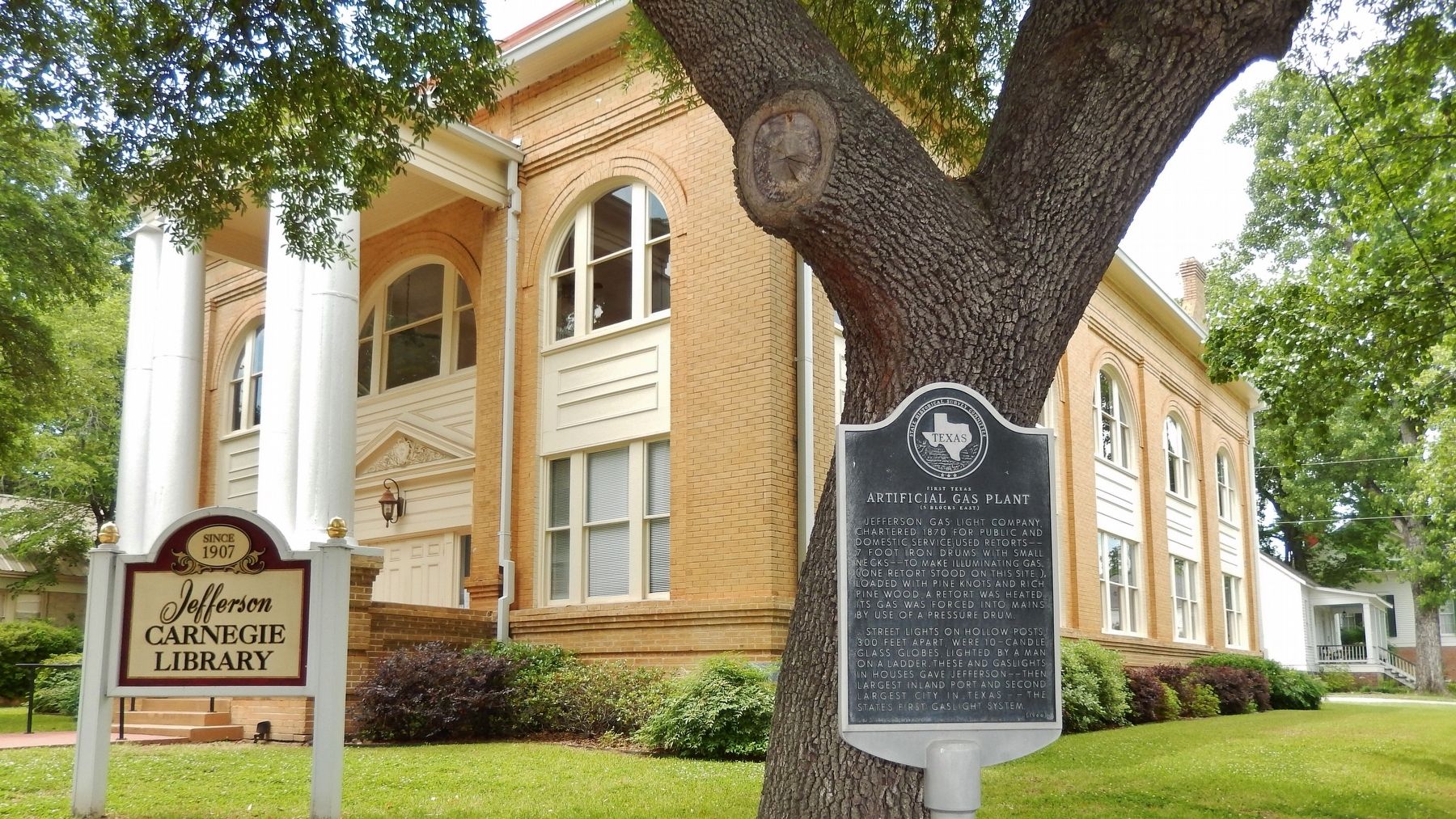 Jefferson Public Library (<i>corner view showing unrelated marker</i>) image. Click for full size.