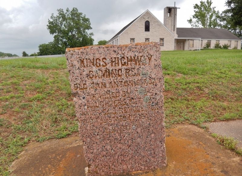 Kings Highway Marker (<i>wide view</i>) image. Click for full size.