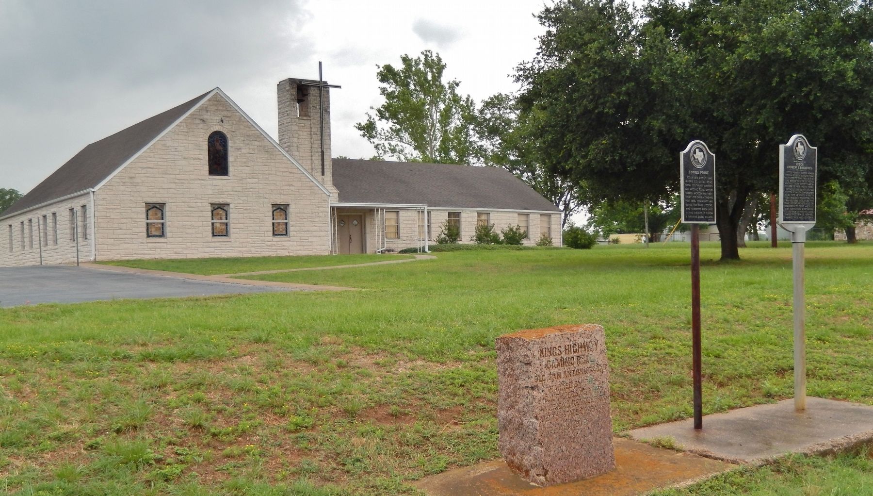 Kings Highway Marker (<i>wide view showing adjacent markers</i>). Click for full size. Kings Highway Marker (<i>wide view showing adjacent markers</i>) image. Click for full size.