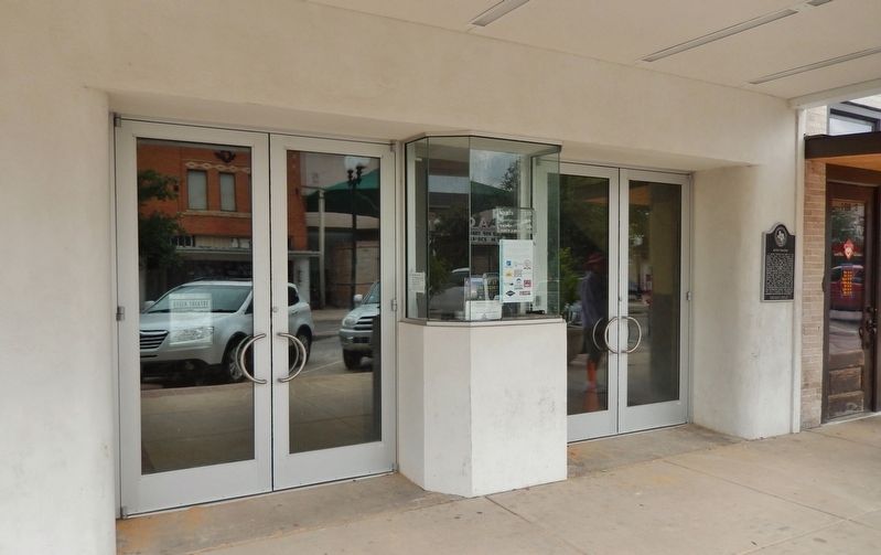 Queen Theater (<i>wide view - marker visible on right side of entrance</i>). Click for full size. Queen Theater (<i>wide view - marker visible on right side of entrance</i>) image. Click for full size.