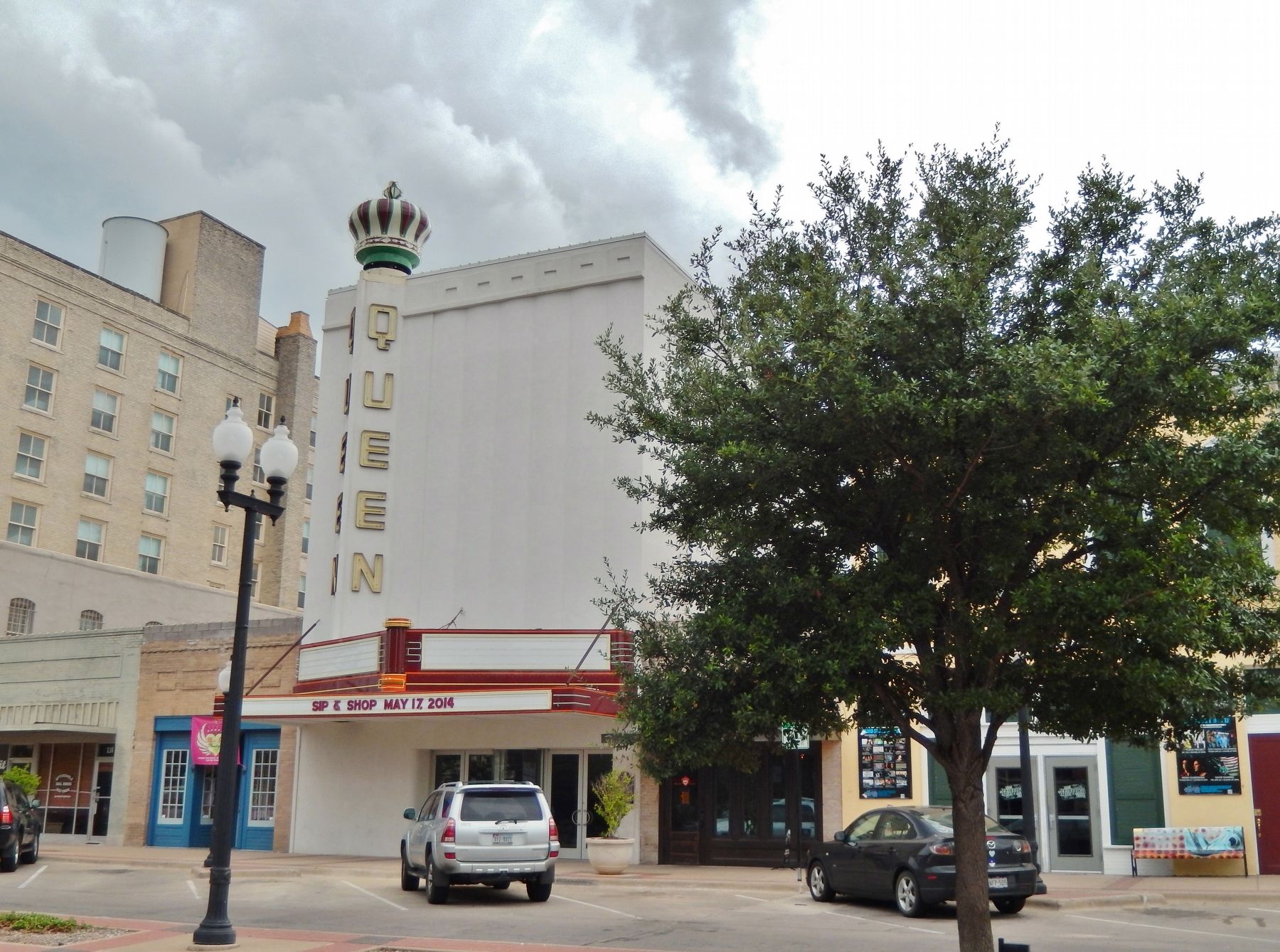 Queen Theater (<i>wide view</i>). Click for full size. Queen Theater (<i>wide view</i>) image. Click for full size.