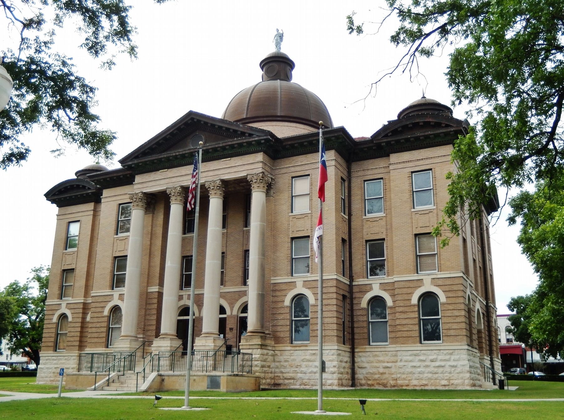 Hays County Courthouse (<i>front view</i>) image. Click for full size.