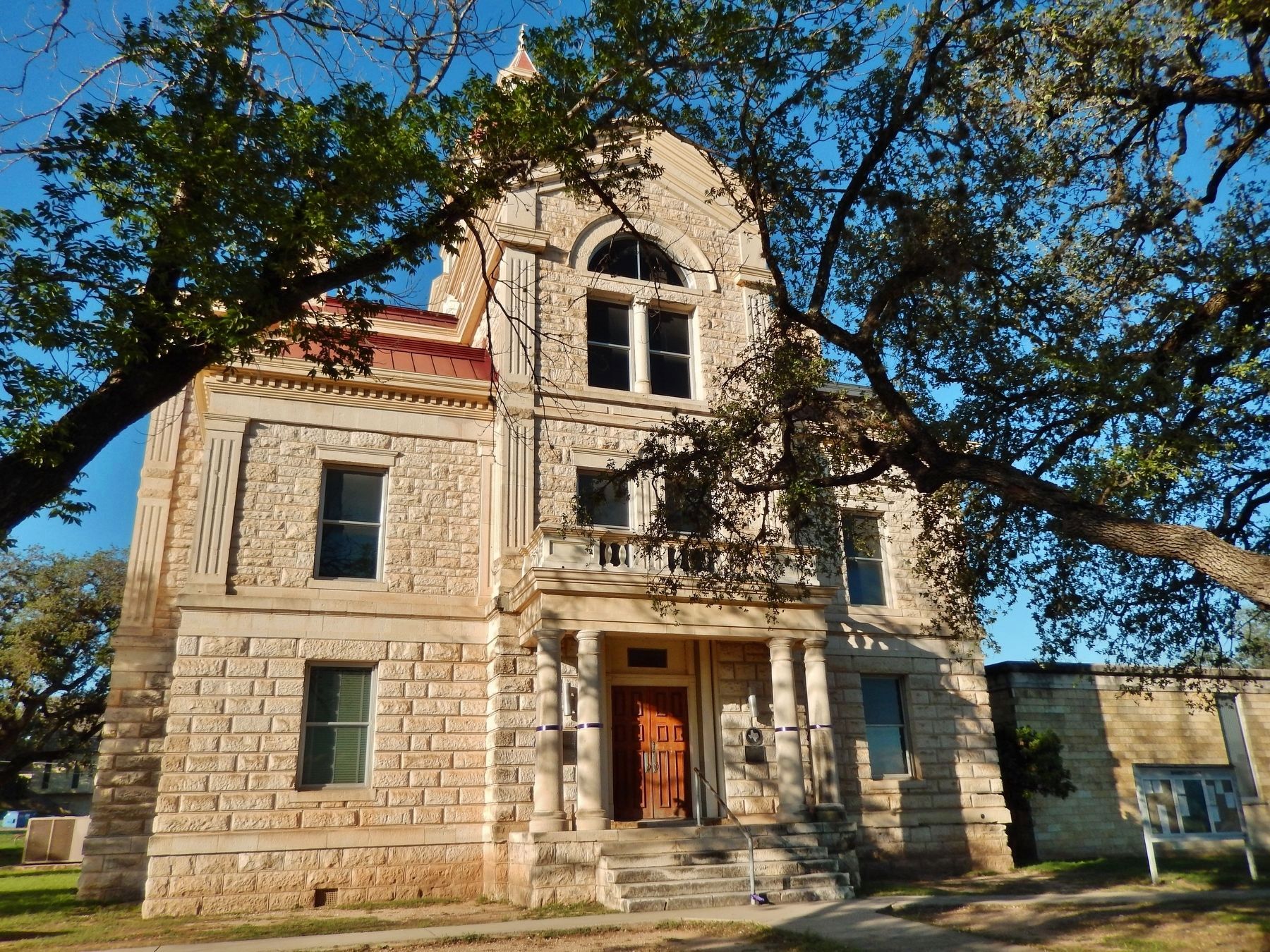 Bandera County Courthouse (<i>marker visible right of entrance</i>) image. Click for full size.