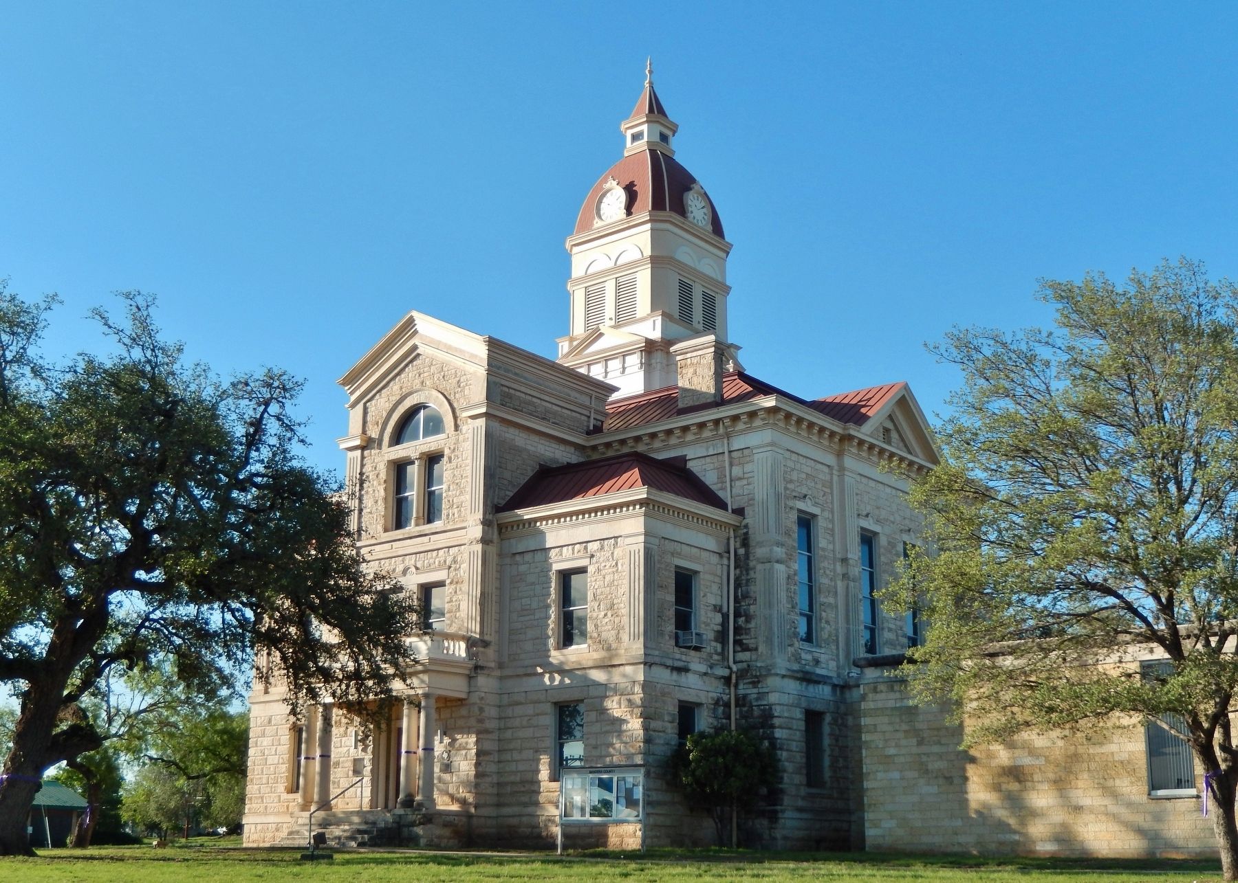 Bandera County Courthouse (<i>corner view</i>) image. Click for full size.