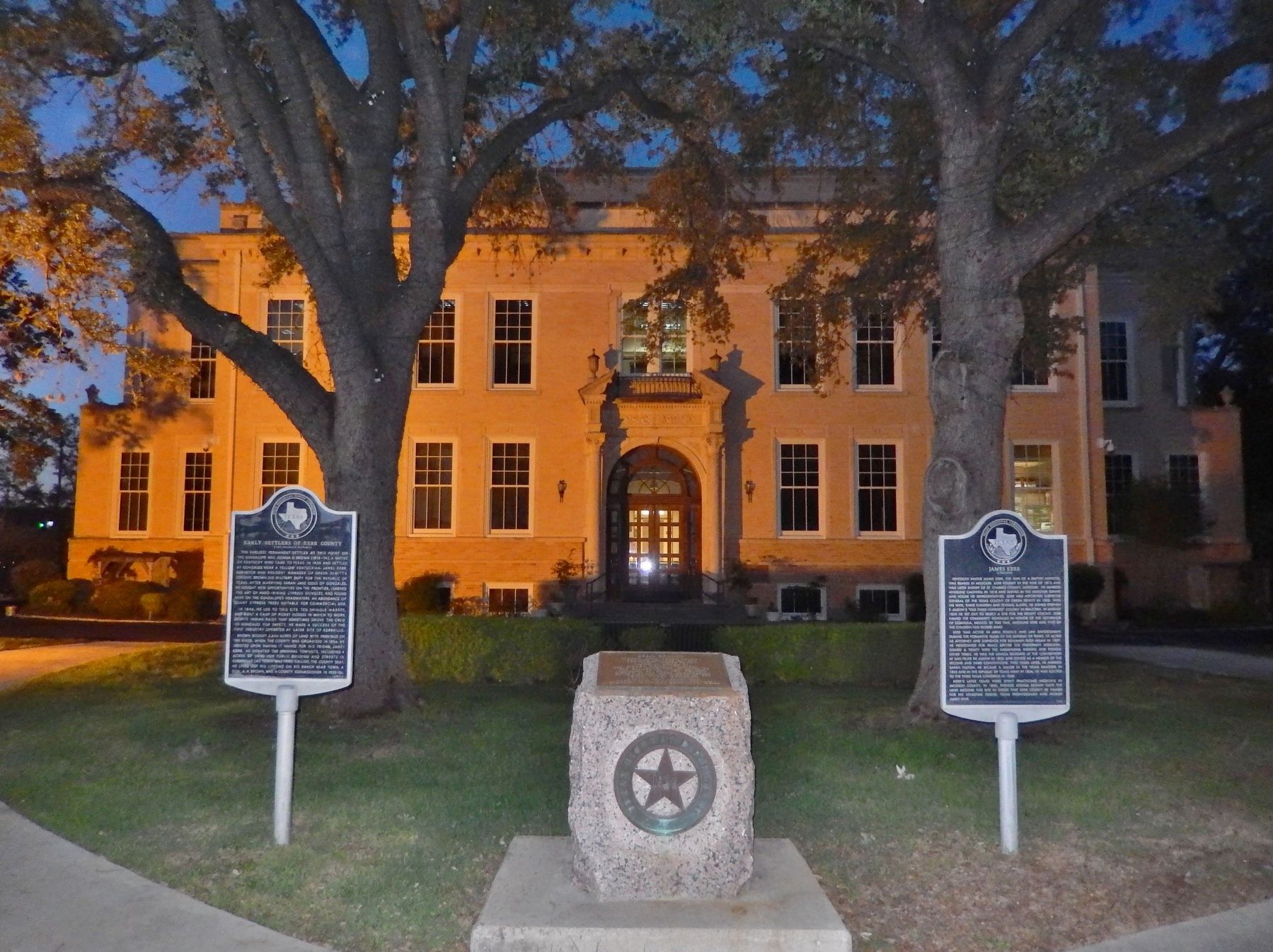 Kerr County Marker (<i>wide view showing adjacent markers and courthouse in background</i>) image. Click for full size.