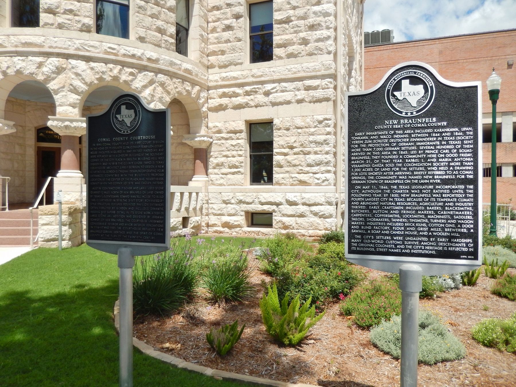 New Braunfels Marker (<i>wide view showing adjacent marker and courthouse in background</i>) image. Click for full size.