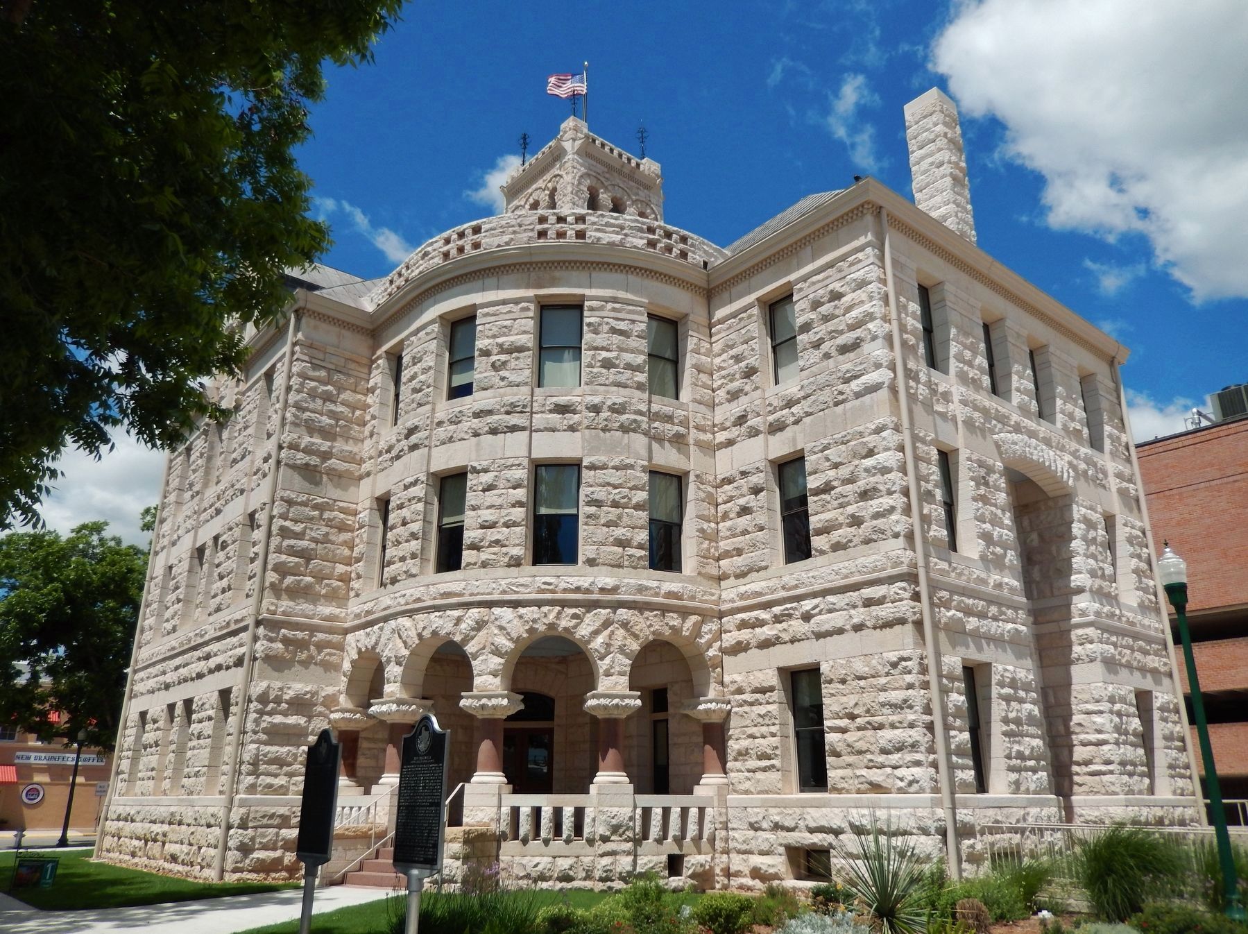 Comal County Courthouse (<i>wide view; marker in foreground</i>) image. Click for full size.