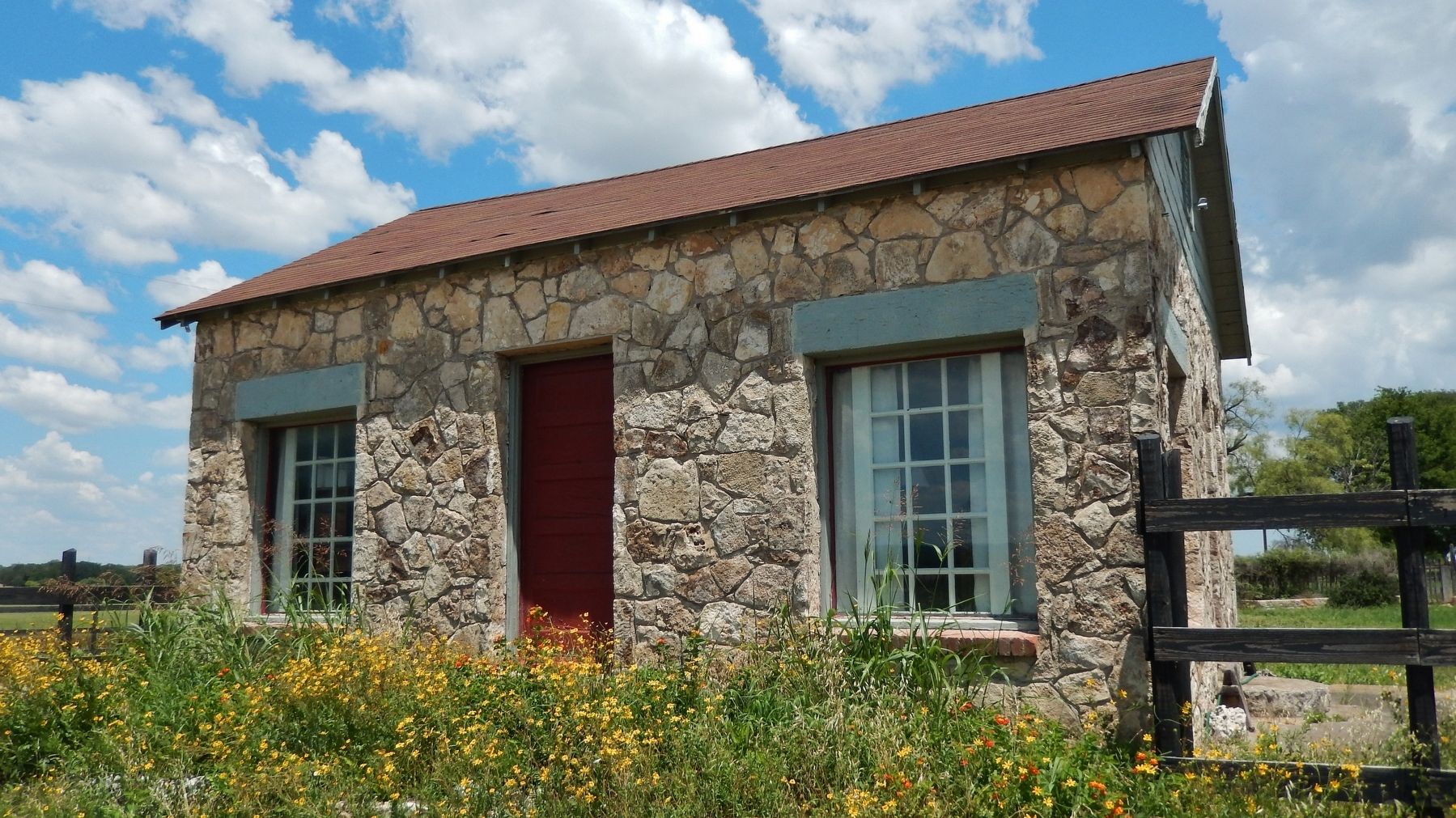 Apelt Armadillo Farm (<i>Stone house beside marker</i>) image. Click for full size.