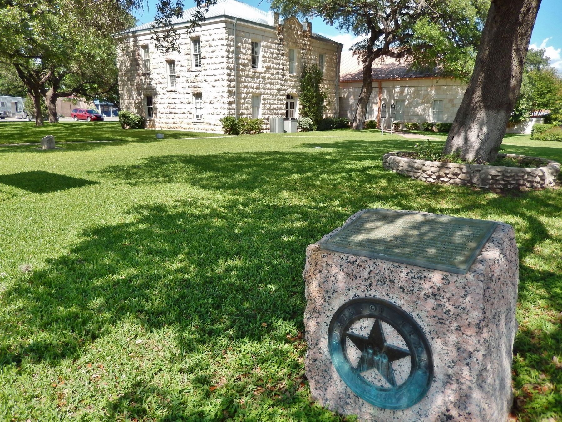 Real County Marker (<i>wide view; courthouse in background</i>) image. Click for full size.