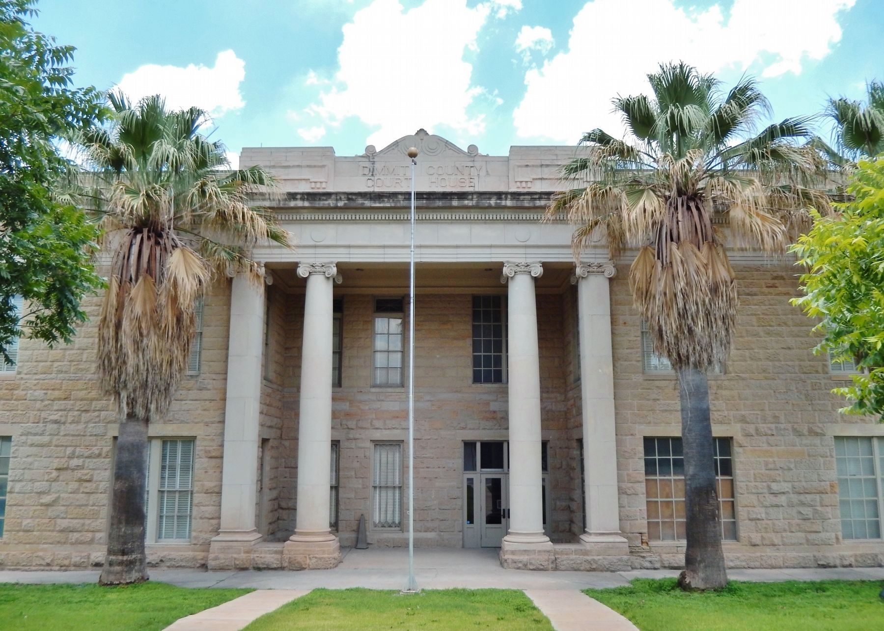 Dimmit County Courthouse (<i>front view</i>) image. Click for full size.