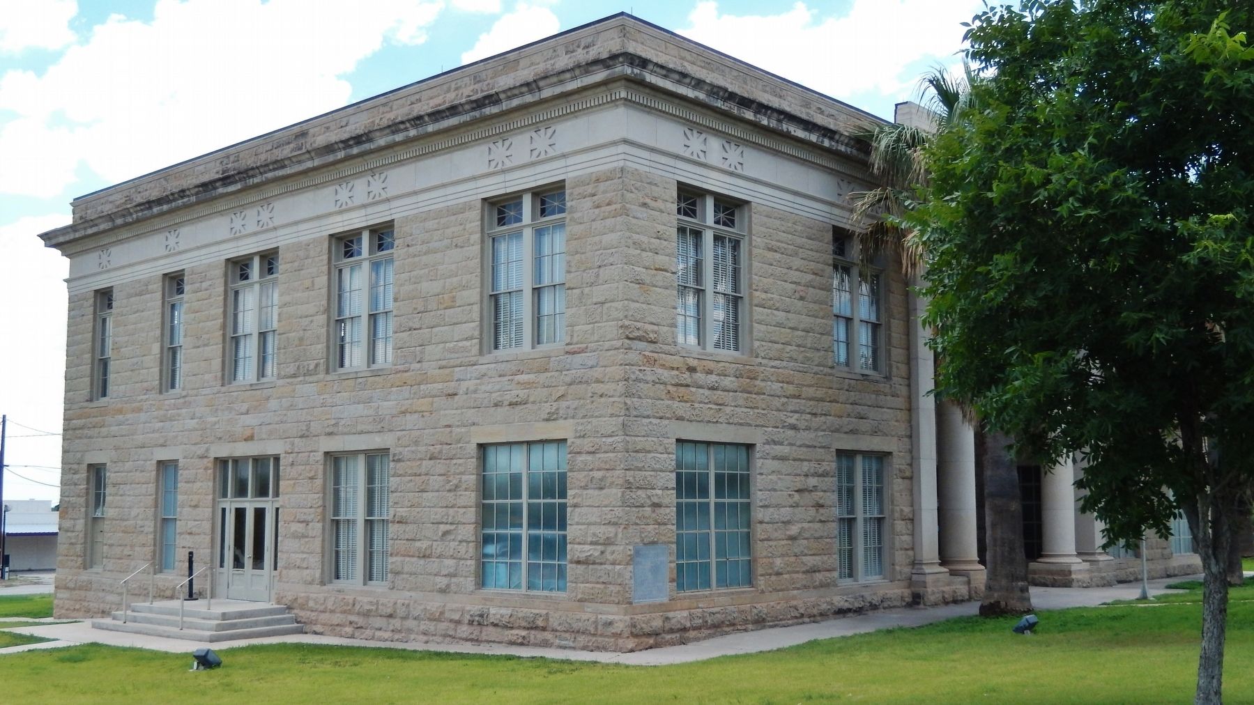 Dimmit County Courthouse (<i>nw corner view</i>) image. Click for full size.