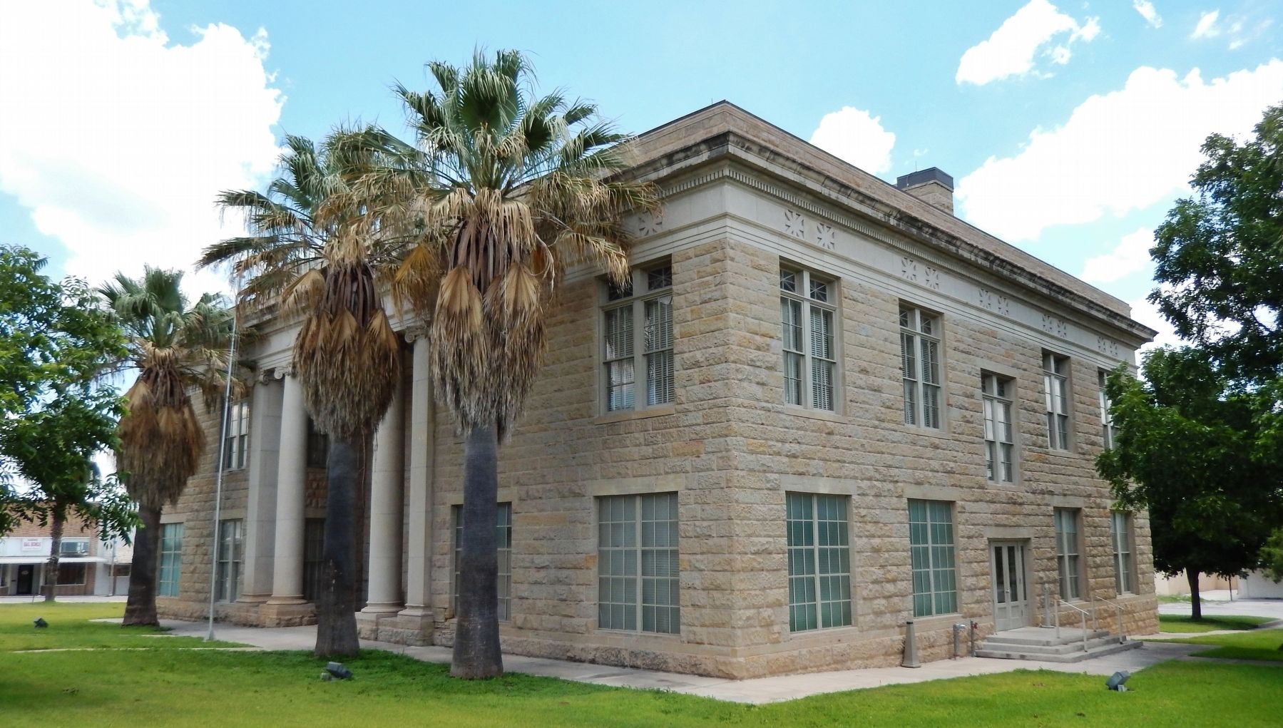 Dimmit County Courthouse (<i>sw corner view</i>) image. Click for full size.