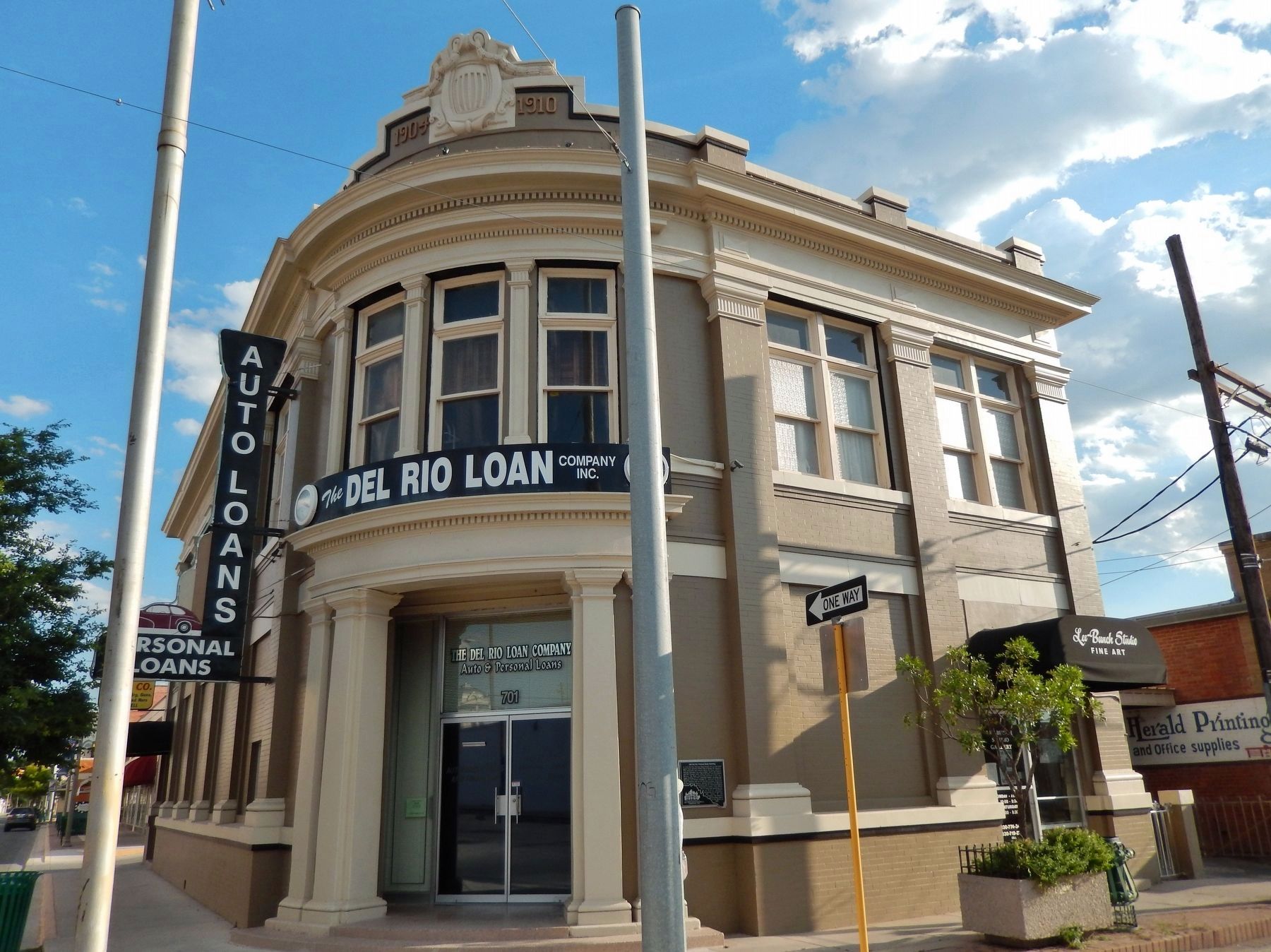 Old Del Rio National Bank Building (<i>front view</i>). Click for full size. Old Del Rio National Bank Building (<i>front view</i>) image. Click for full size.
