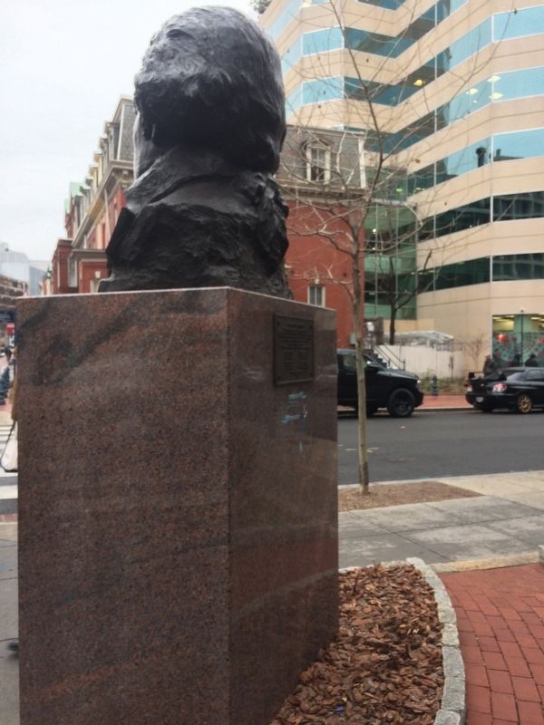 George Washington Marker with Side view of sculpture image. Click for full size.