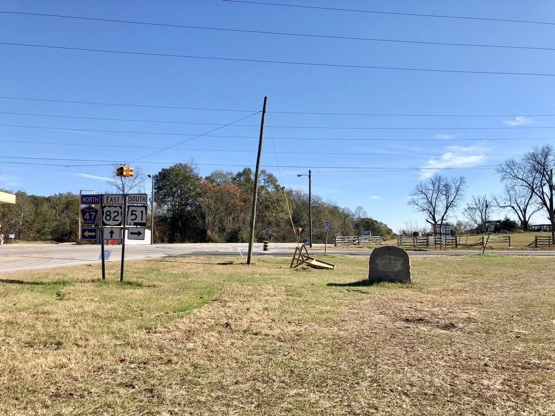 Jefferson Davis Highway Marker looking south on U.S. Highway 82. image. Click for full size.