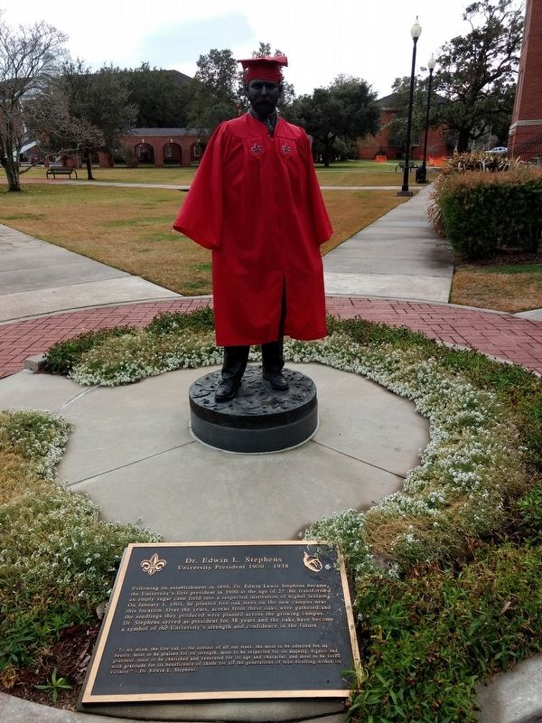 Dr. Edwin L. Stephens Statue image. Click for full size.