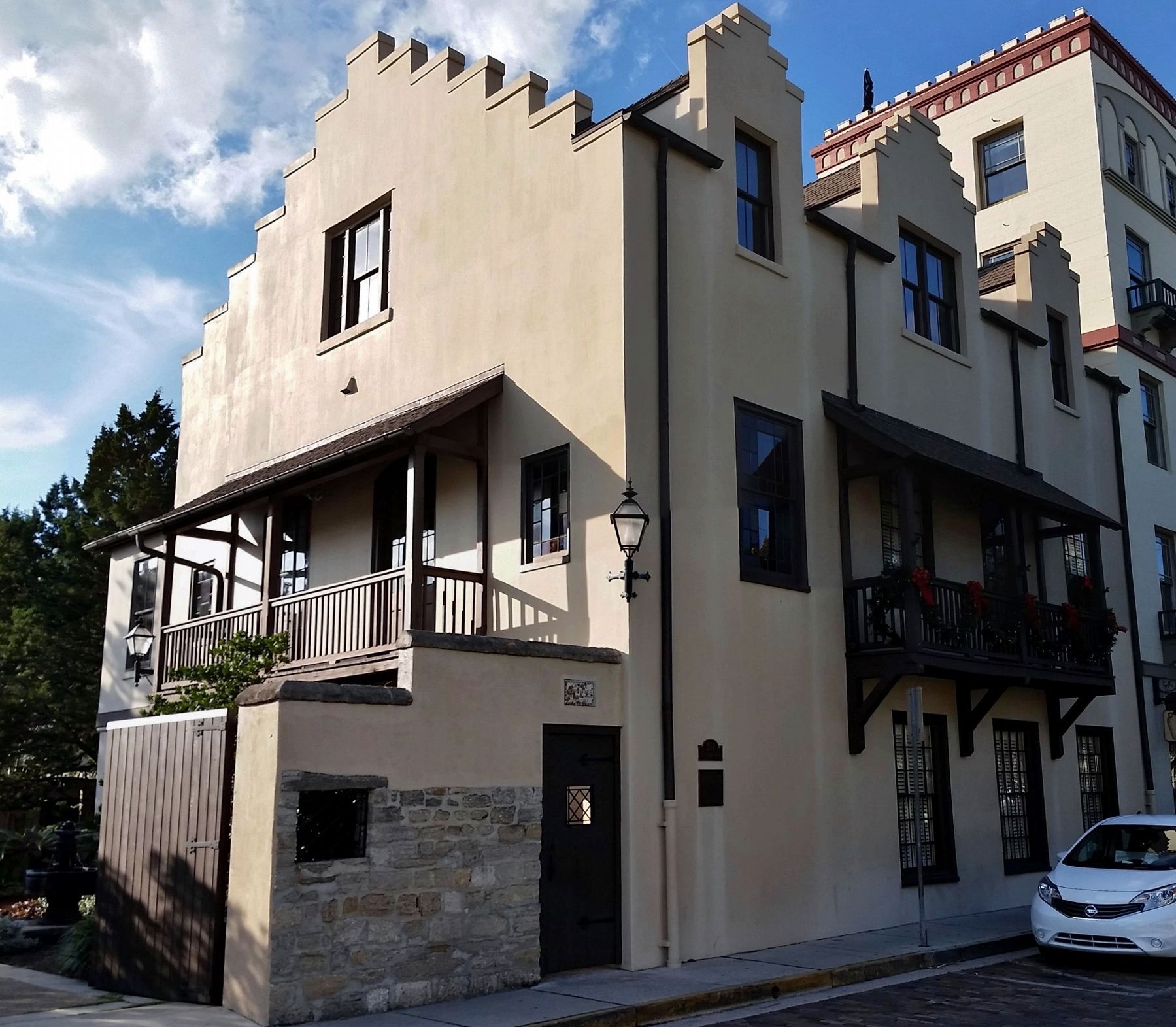 Casa Horruytiner Marker (<i>wide view; marker visible at eye-level, just right of door</i>). Click for full size. Casa Horruytiner Marker (<i>wide view; marker visible at eye-level, just right of door</i>) image. Click for full size.